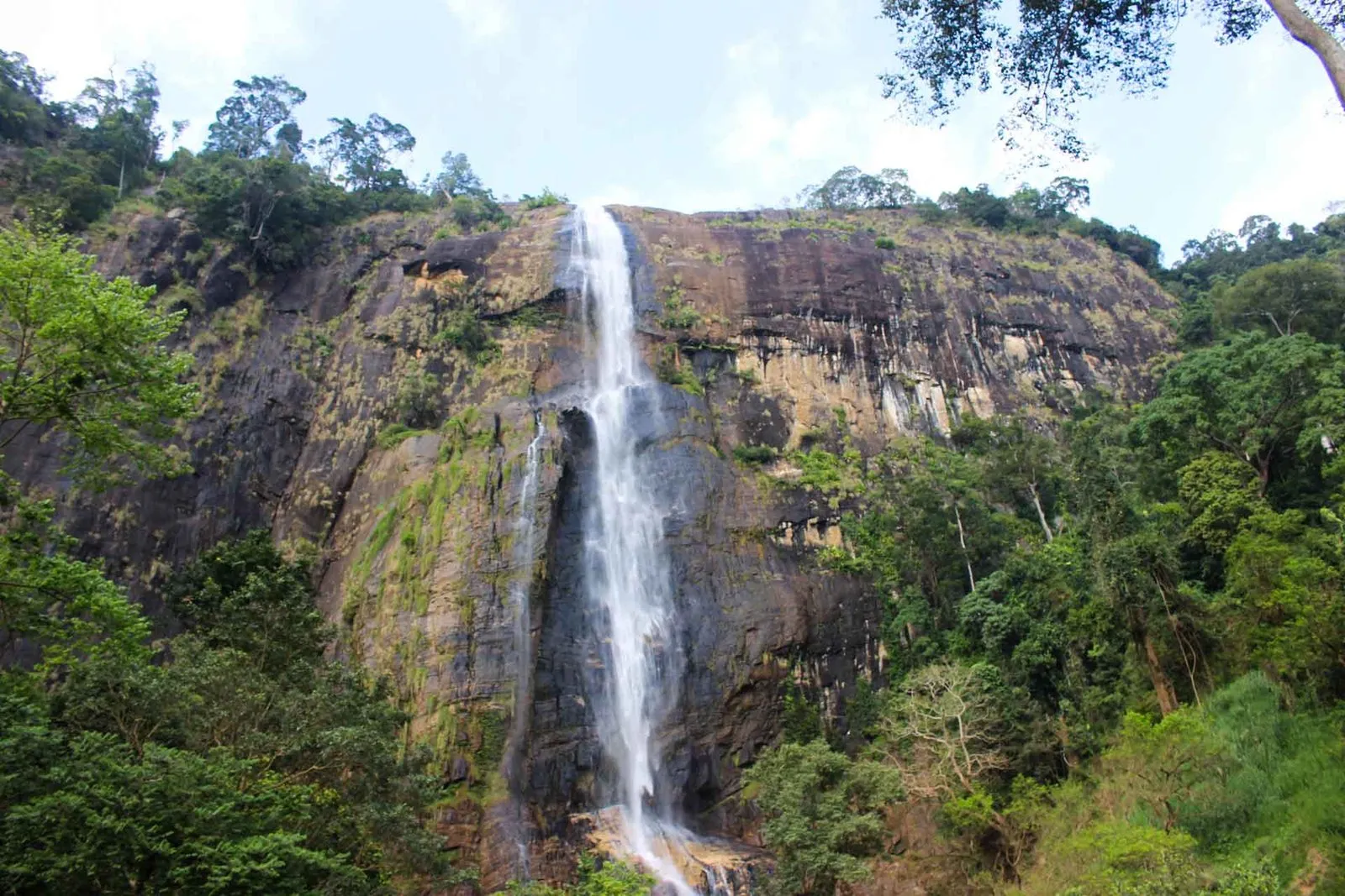 Diyaluma Waterfall